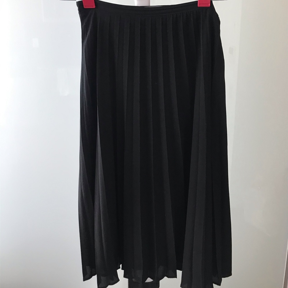 Black pleated skirt